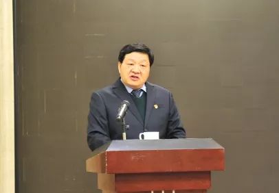 公司总经理,党委副书记焦德才同志首先代表公司党委进行党建工作述职.