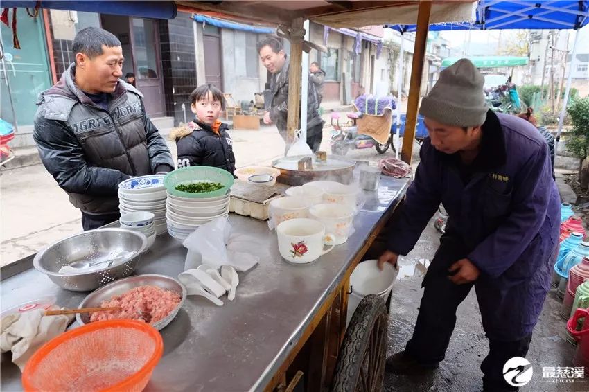 观城路边的馄饨摊18年了依旧人气不减