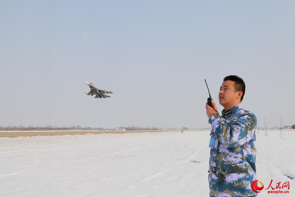 海軍航空兵部隊鬥寒戰雪保障戰機訓練