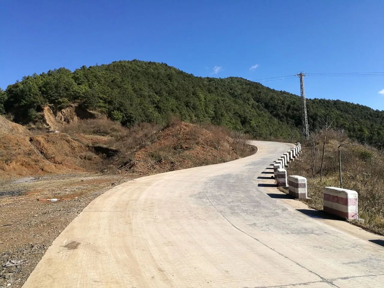 銘感五內 宣威70歲老人義務清掃鄉村公路,三年如一日