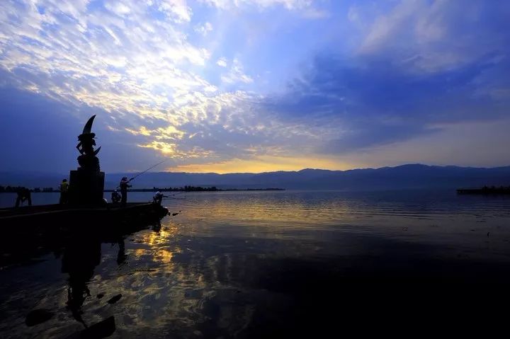 湖畔現有邛海公園,邛海賓館 ,月色風情小鎮,觀海灣—天下第一缸,青龍