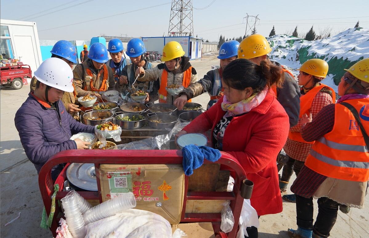 實拍西安一建築工地農民工的午餐