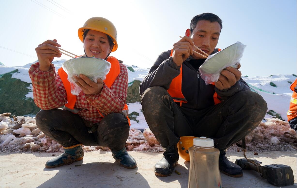 实拍西安一建筑工地农民工的午餐