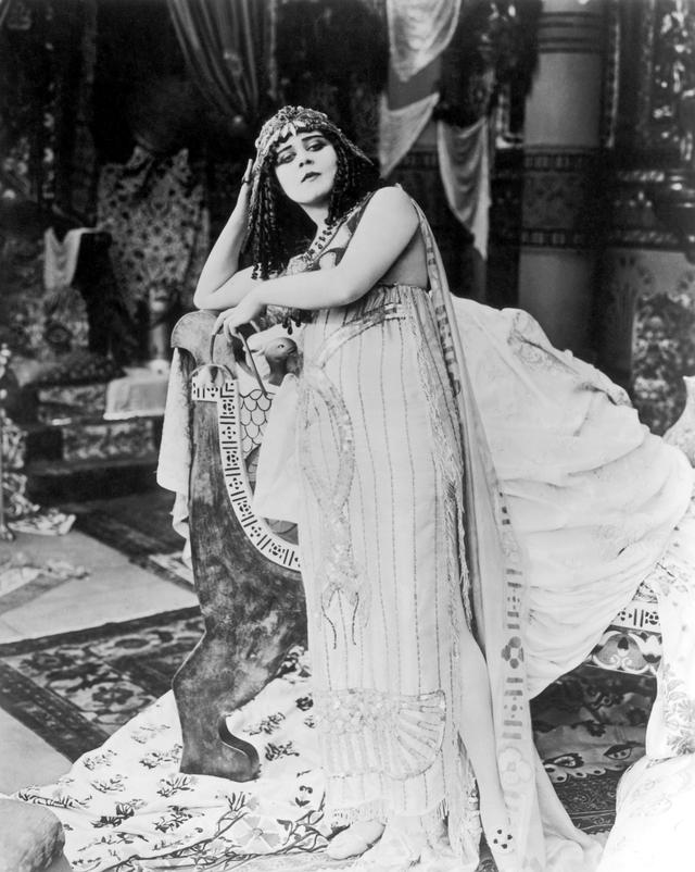 在已经散佚的默片胶片中,包括1917年蒂达·巴拉主演的[埃及艳后]