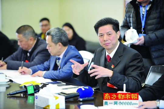 1月11日,顺德区委副书记,区长彭聪恩参加龙江分组讨论
