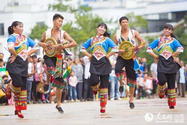 普者黑花脸节弦子舞图片