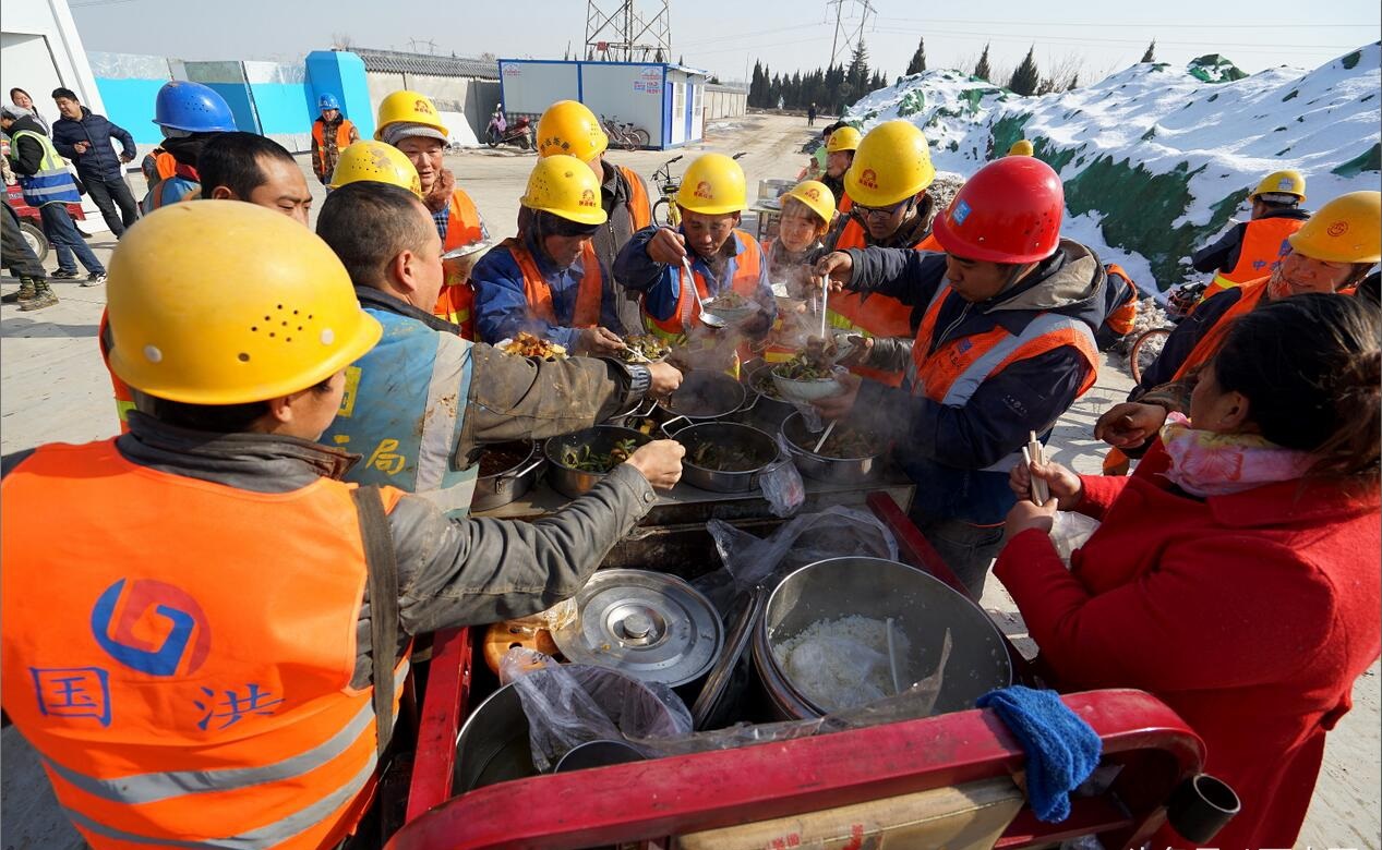 实拍西安一建筑工地农民工的午餐