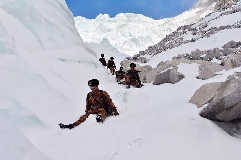 高不過邊防軍人的信念之巔;風雪雖大,大不過戍邊衛士的報國熱情