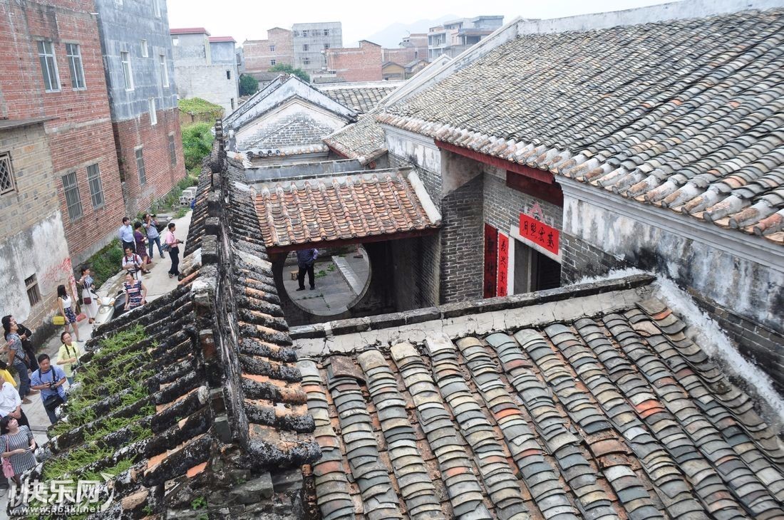 该村南临贵港城市规划区,北靠莲花山脉,地缘优势比较出龙井村土地肥沃