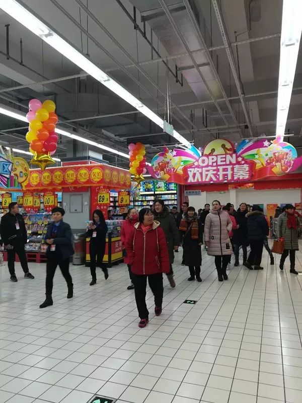 顾客入场大润发超市准时开业8点整舞狮领队将大部队迎进超市今天