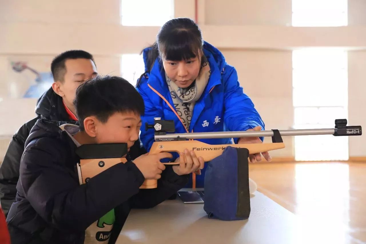 我们都是神枪手西安市射击射箭运动管理中心运动员们走进经发学校