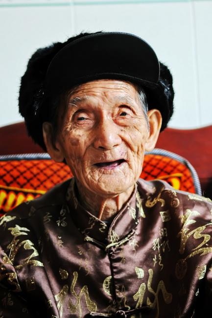 他生于清光绪24年,2016年以118岁高龄无疾而逝,是最长寿的老红军