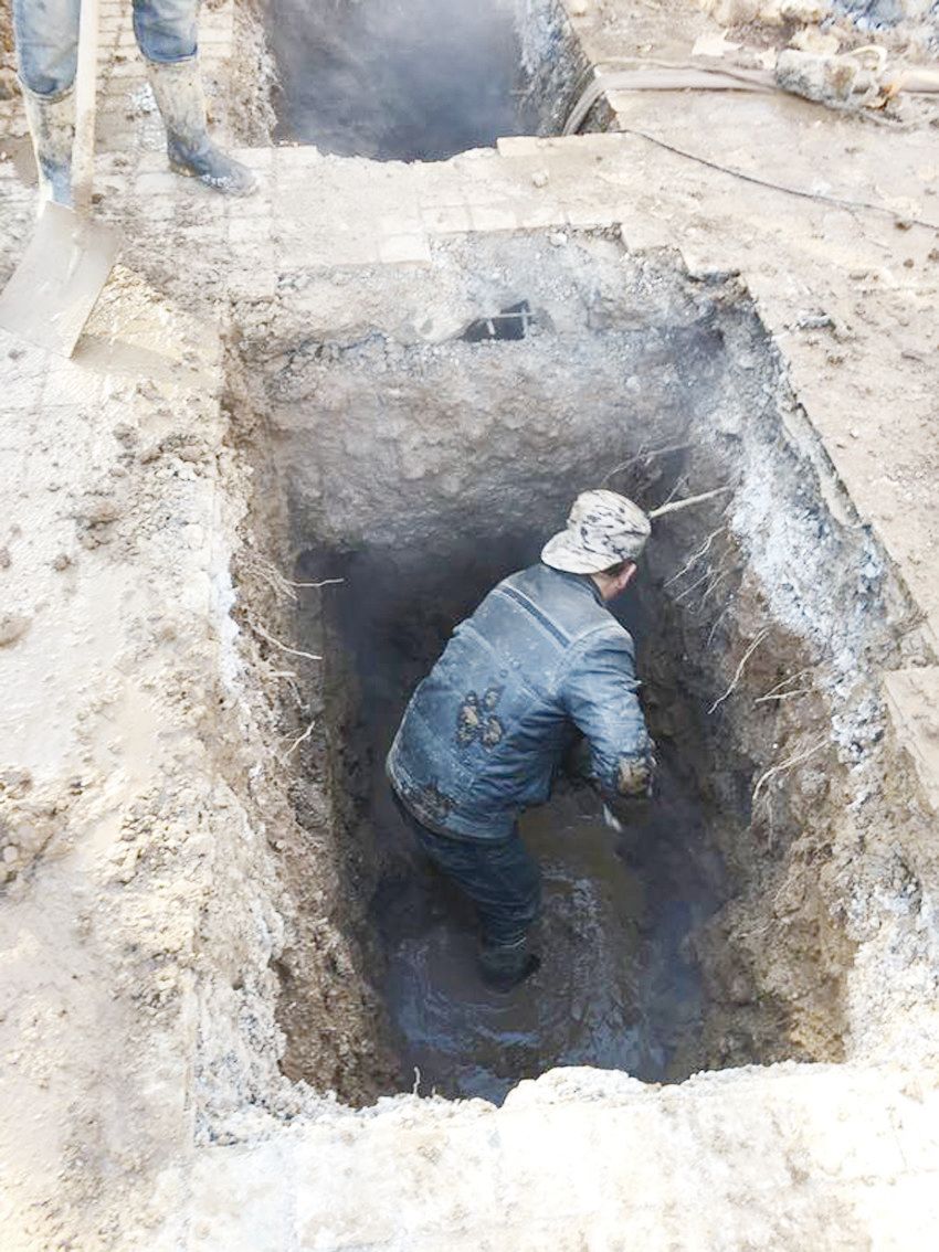 施工人员在挖坑寻找管网漏点