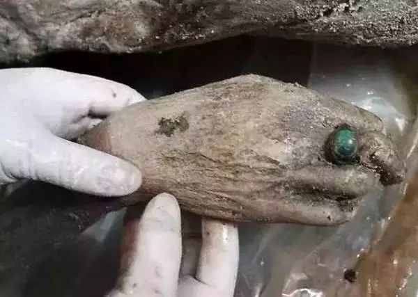 78乡村建筑工人发现一座石棺:古墓出土的神秘女尸