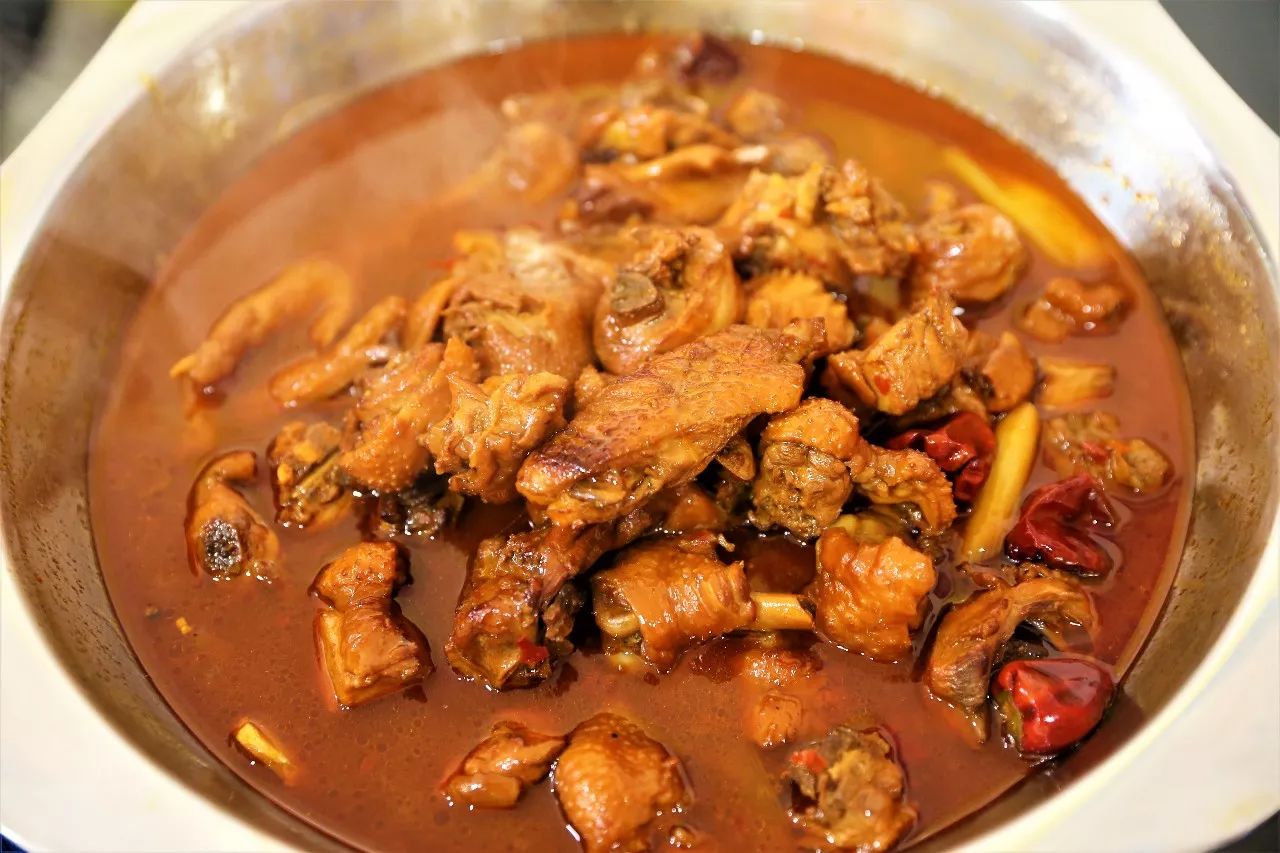 ①选用最鲜活的大公鸡!话说火锅鸡源于四川,成名可是在沧州