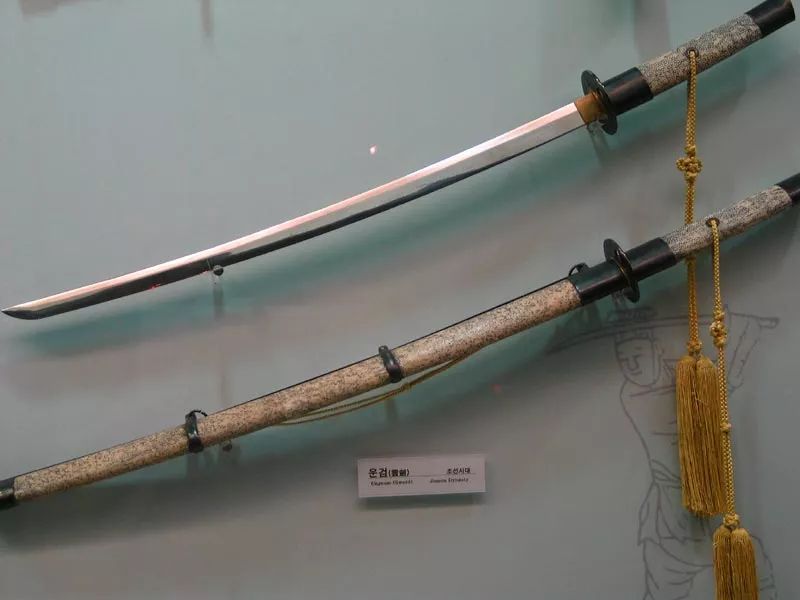 中国刀剑可不想承认朝鲜刀这门亲戚,刀型越改越短最后被倭寇痛扁