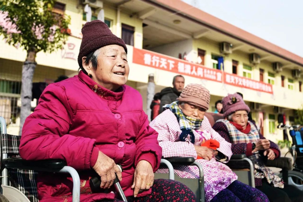 弘揚主旋律,傳遞正能量,尊重老人,幫助老人,關心老人,成為會員一年中