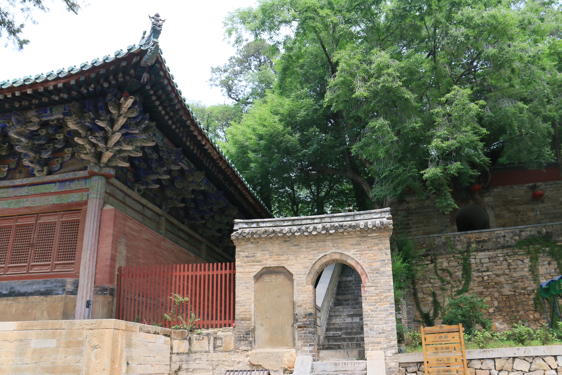 四大名刹之首济南长清灵岩寺可圈可点的佛教建筑