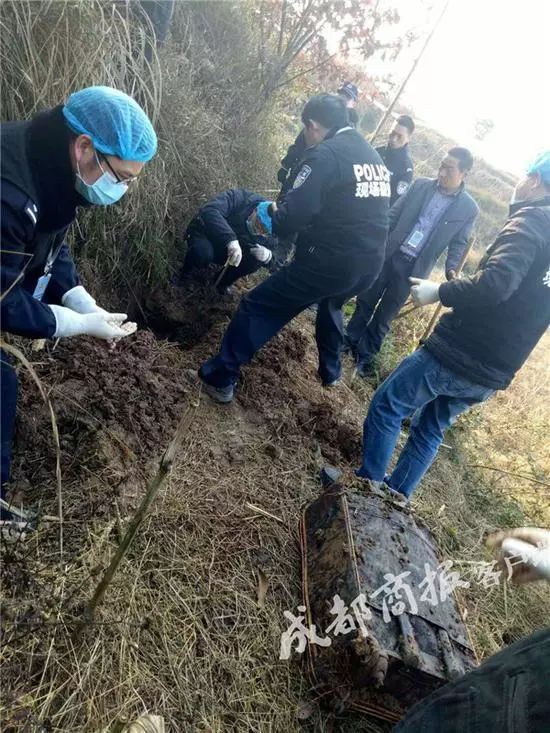 记者从通江县公安局获悉,通过家属初步认定,广纳镇挖出的死者正是失踪