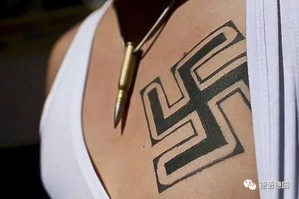 纳粹万字符希特勒万岁口号纳粹举手礼,纳粹党歌也都属于该法条的