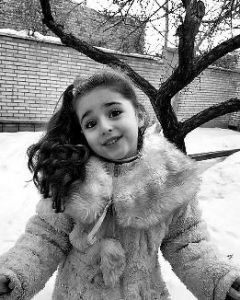 8岁的伊朗小女孩穆罕玛蒂因为超龄的美貌爆红,一双水汪汪大眼和超浓密