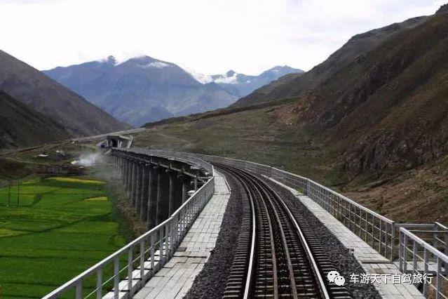 接著通過青藏鐵路西寧至格爾木段海拔最高的隧道——關角山隧道,海拔