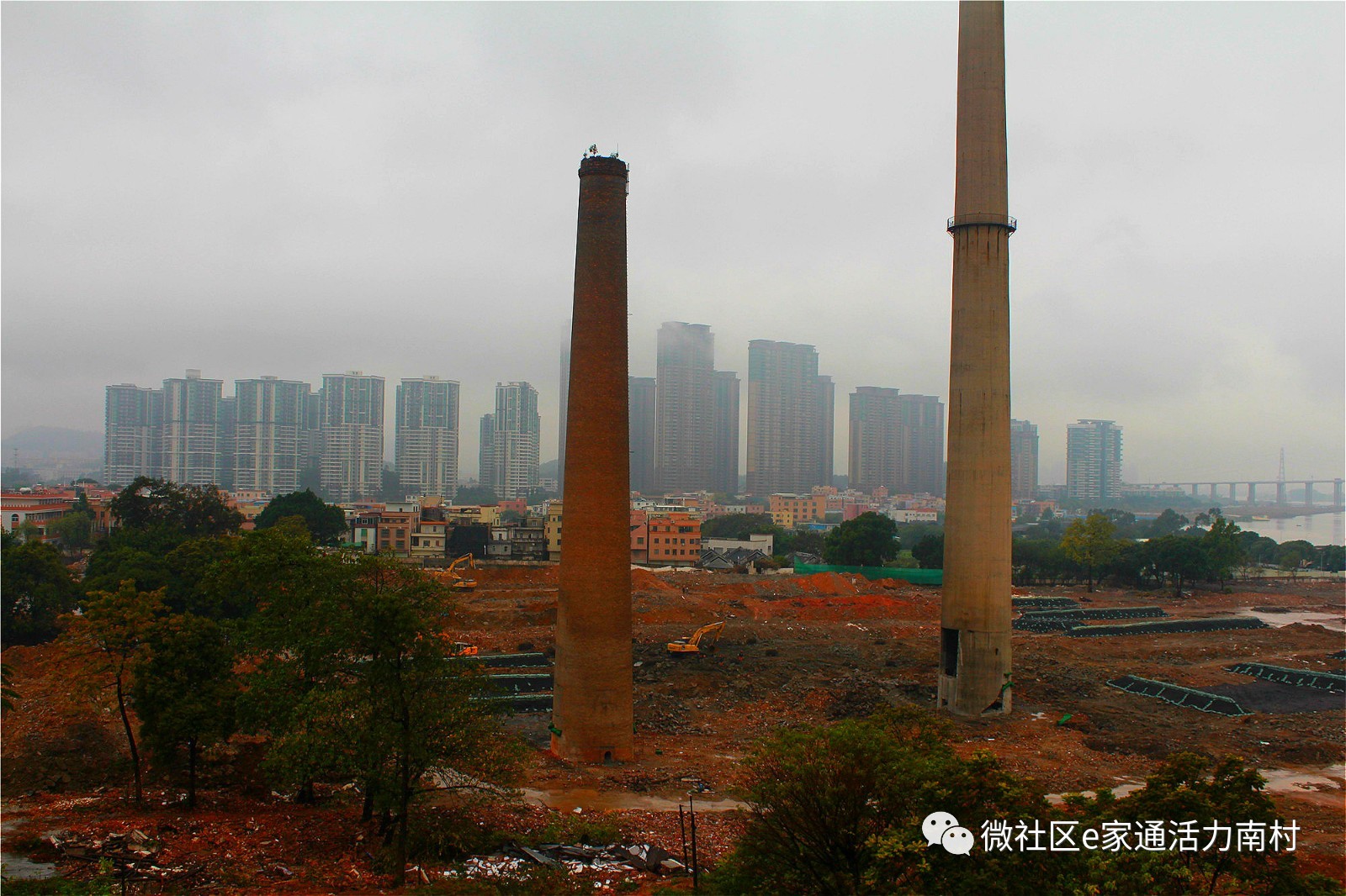 12秒今日下午3时市头糖厂三根烟囱成功爆破拆除场面震撼