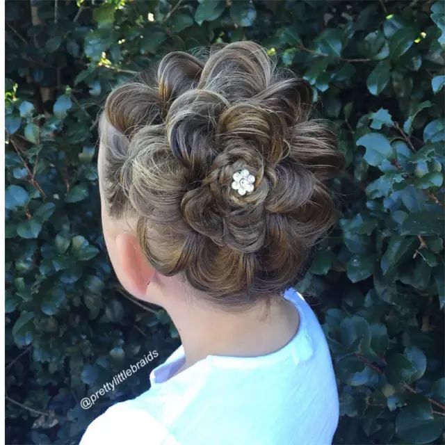 有一个很会编头发的妈妈是什么体验?能在女儿头上玩出朵花!