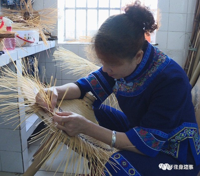 即在帽底編織花紋的意思,是毛南族特有的傳統手工編織工藝品