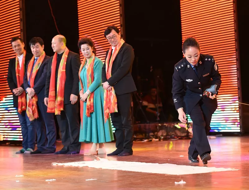 生于赤峰翁牛特旗的警察董艳珍,以其神乎其技的表演,成为中央电视台