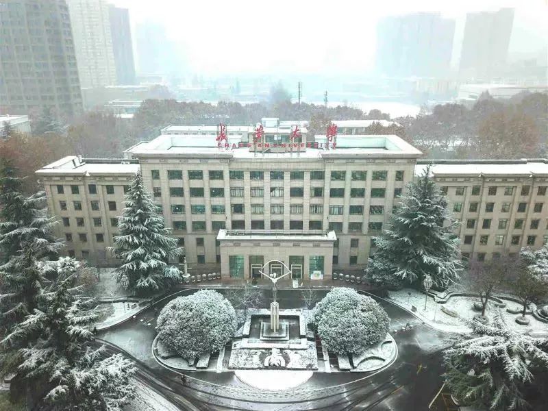 長安大學1月4日,西安交通大學東花園的雪人1月3日,西安交大雁塔校區