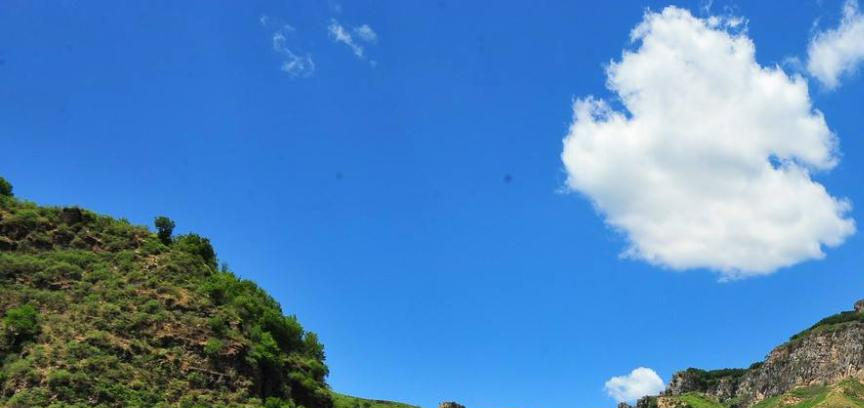 霞云岭 山清水秀疑无路 柳暗花明又一村