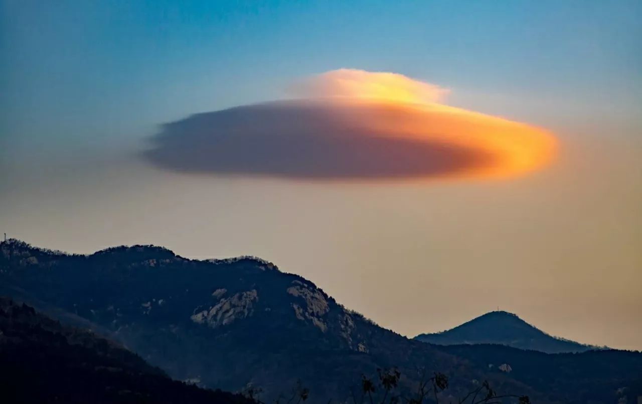 泰安上空今早出现飞碟云还是彩色的泰山上也拍到了视频更直观