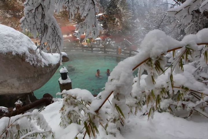 与雪山,冰川相对,海螺沟温泉将四季带入永恒的温暖.