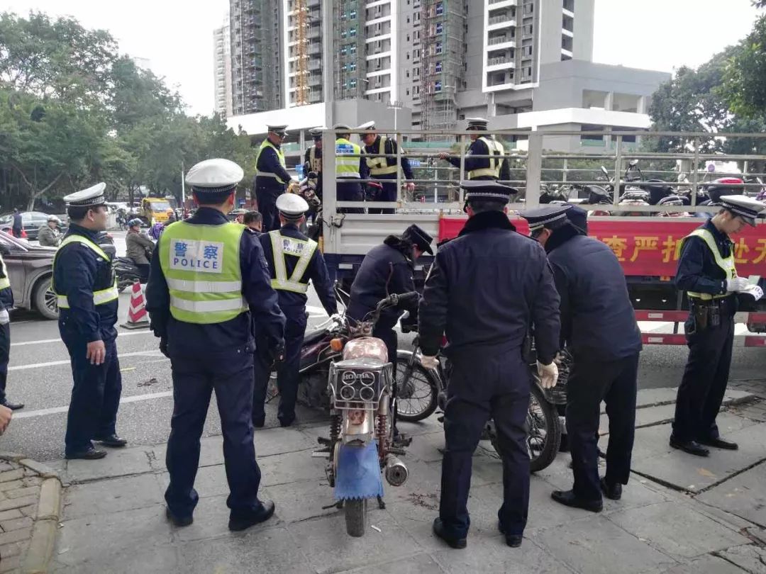 交警部門特別提醒在上述地點被查扣的摩托車,電動車車主,請在15日內