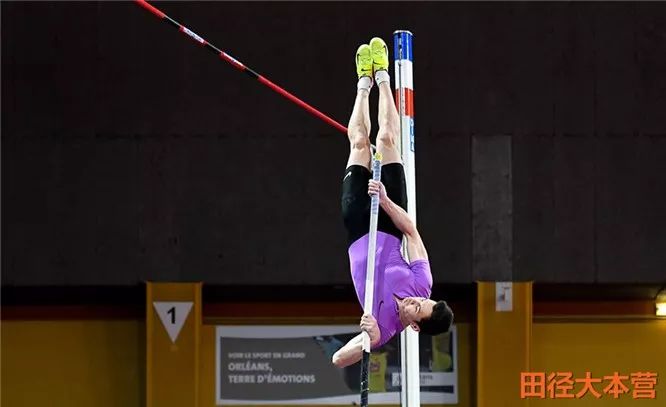 女子组决赛共五组,中国名将,全运会冠军徐慧琴在第一组,她跳出4.