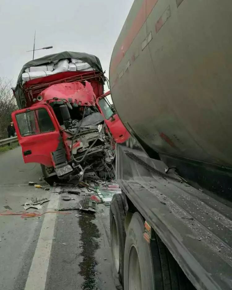 嘉兴高速惨烈车祸!司机被卡身亡,货车追尾危险品车,现场