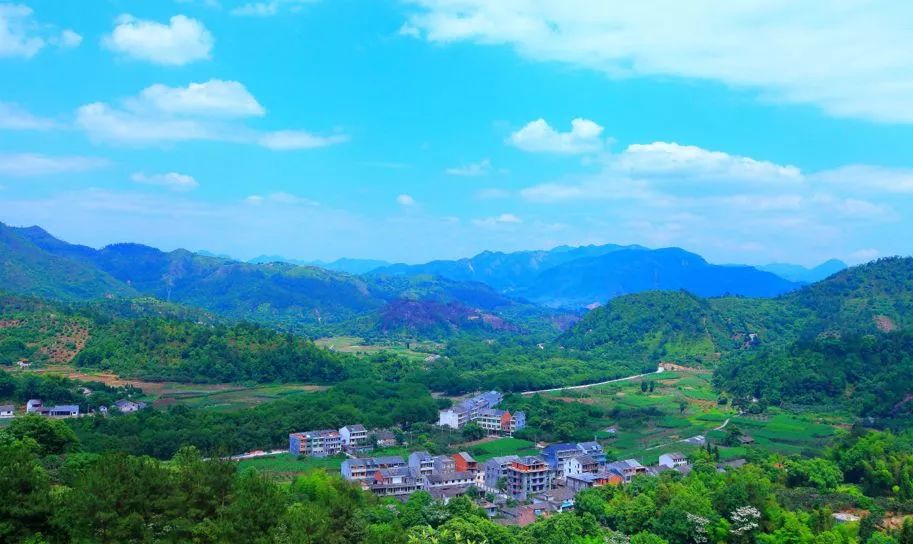 永嘉县塆里村下山头村位于国家5a级景区雁荡山北麓,三面环山,风景秀丽