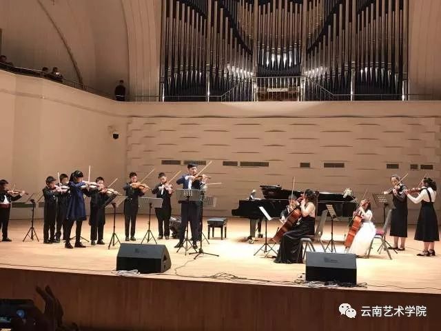 演出曲目以现场实际演出为准)演奏:朱亦兵大提琴乐团朱亦兵 董潇 尹龙