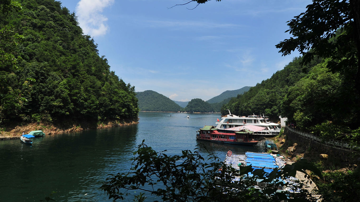 千岛湖的第一个岛屿建德组成了一幅壮观美丽的图画与停泊在奥克兰艇俱