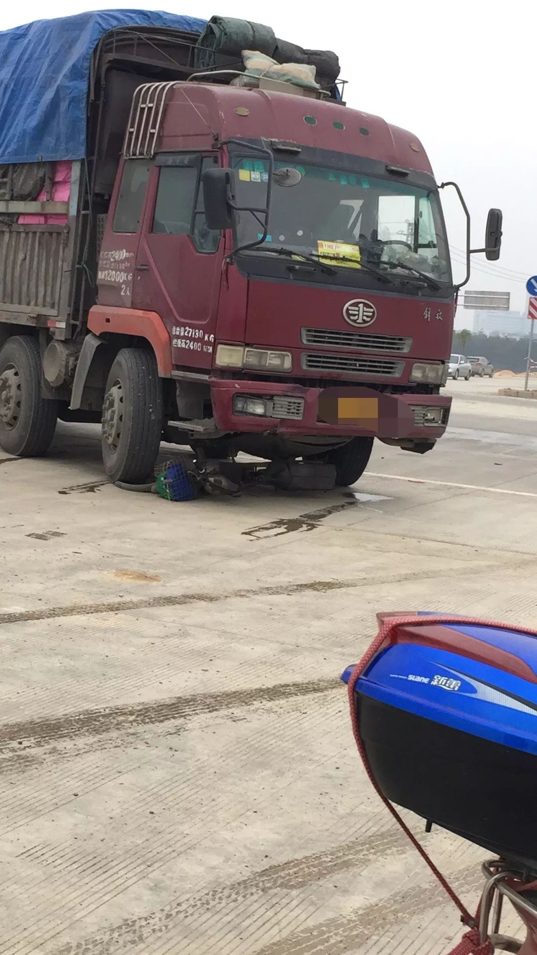 惊险!武鸣一电车卷入大车车底车,死神就在身边.