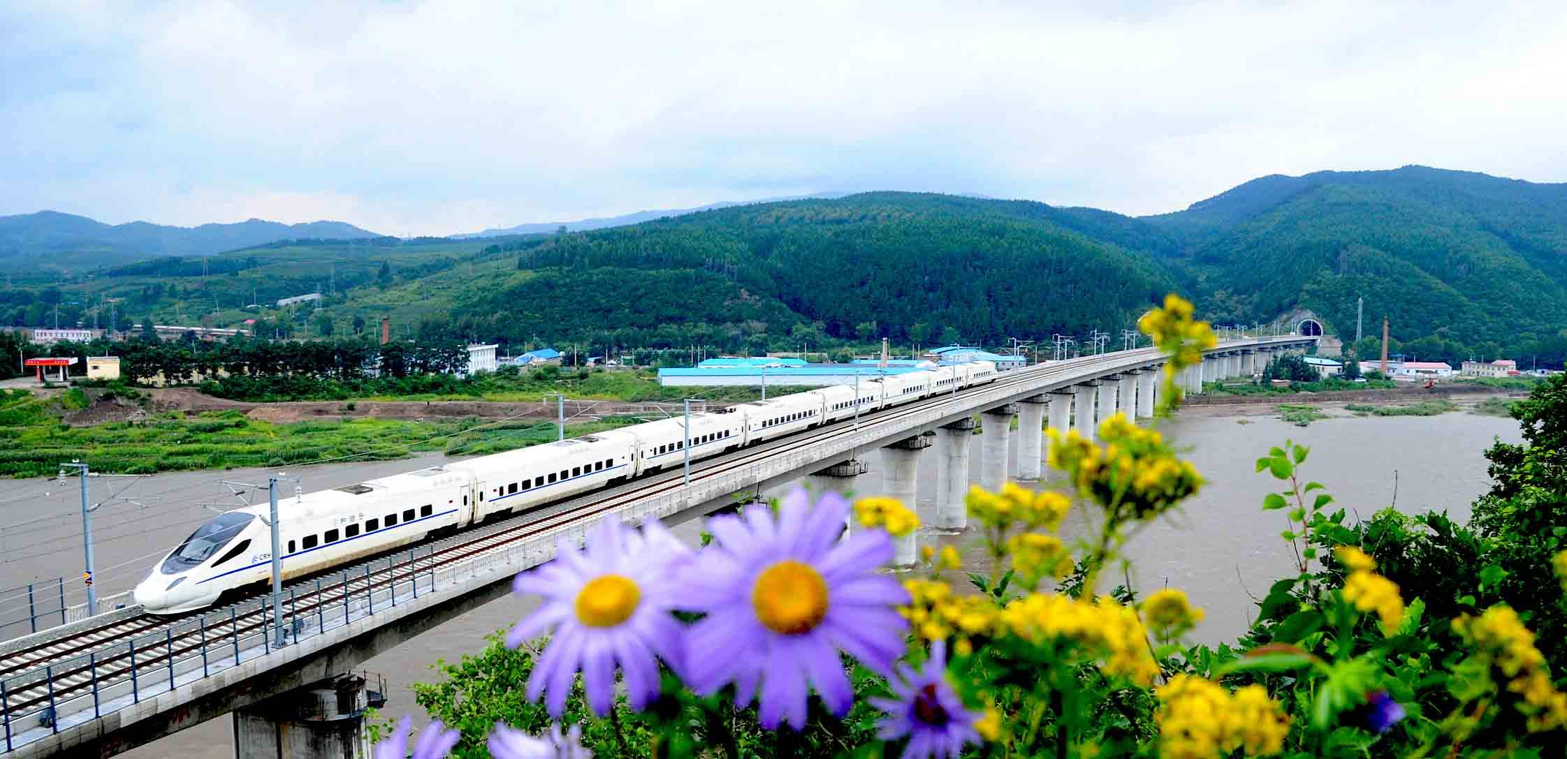 连接区域旅游资源高铁风景线开进身边