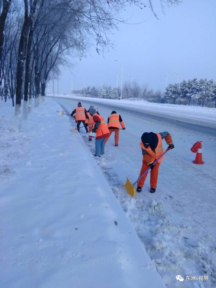 东洲区最美的雪景雪中奋战的环卫工人