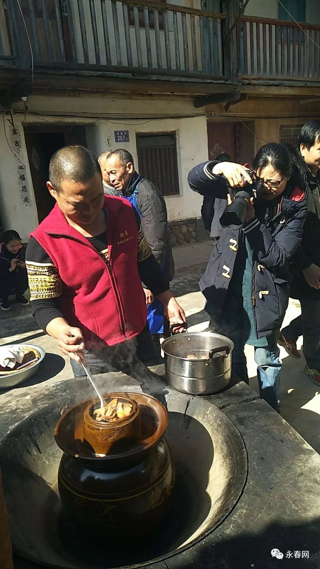 圍觀!女主播走進永春湖洋直播童子尿煮蛋