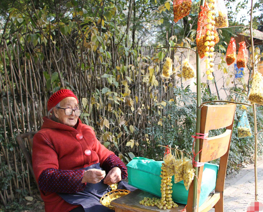 這位老人名叫陳秀清,今年86歲.