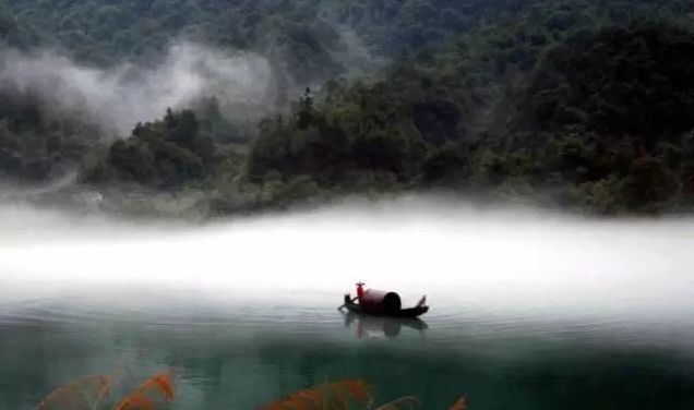 渡荆门送别李白渡远荆门外,来从楚国游.山随平野尽,江入大荒流.