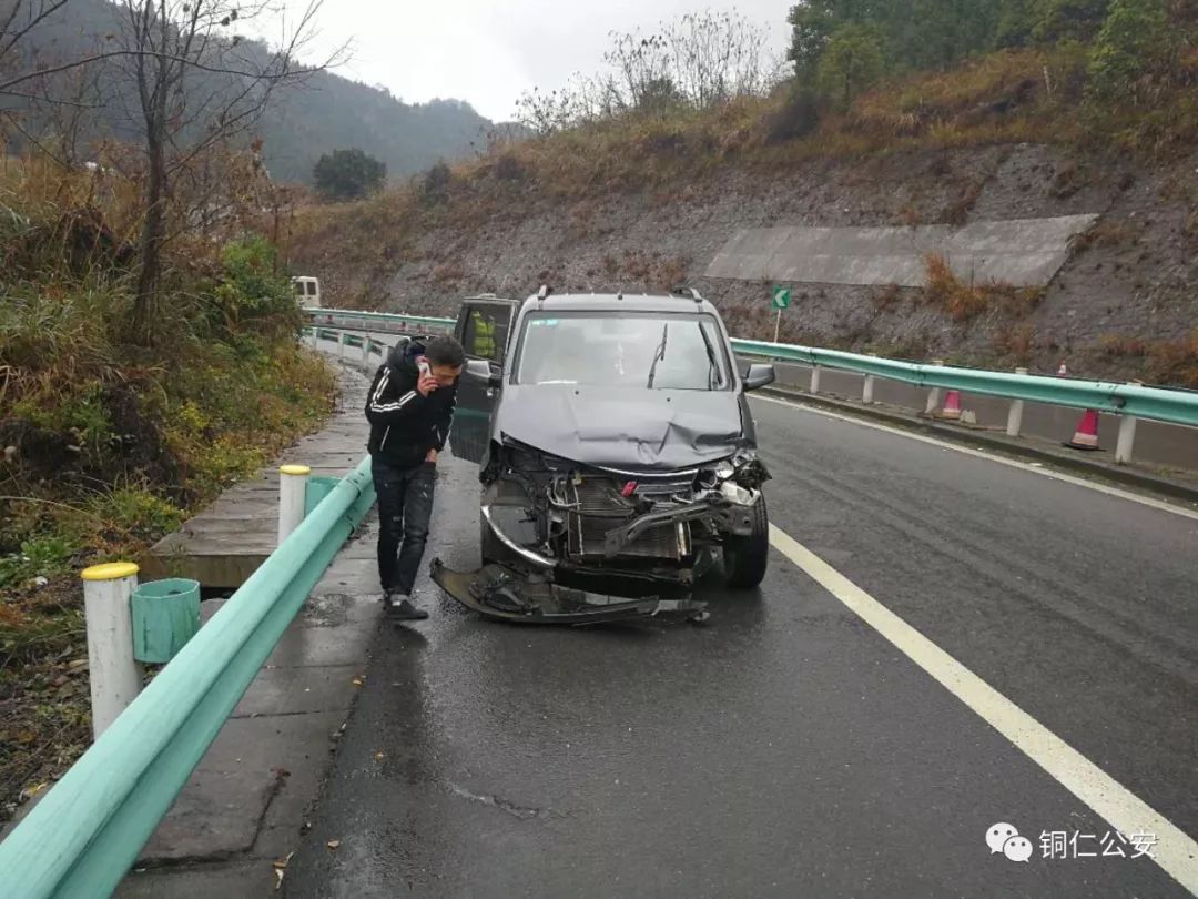 江口往銅仁方向銅仁南互通距銅仁南收費站幾百米處發生一起單方事故