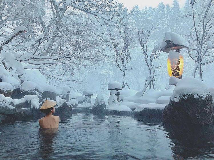 下雪天泡露天温泉图片图片