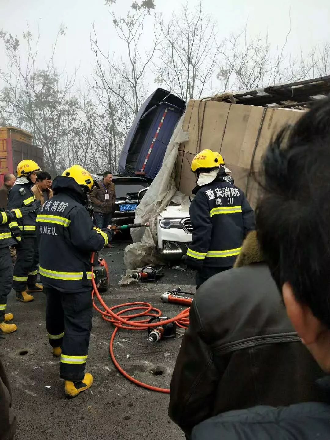 今天重庆高速发生车祸图片