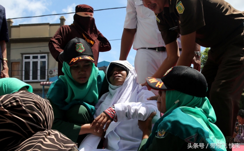 直击印尼女人因出轨被公开鞭笞全过程